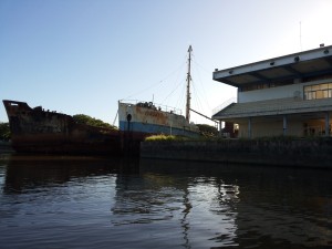 Embarcação atrapalha o Parque Náutico