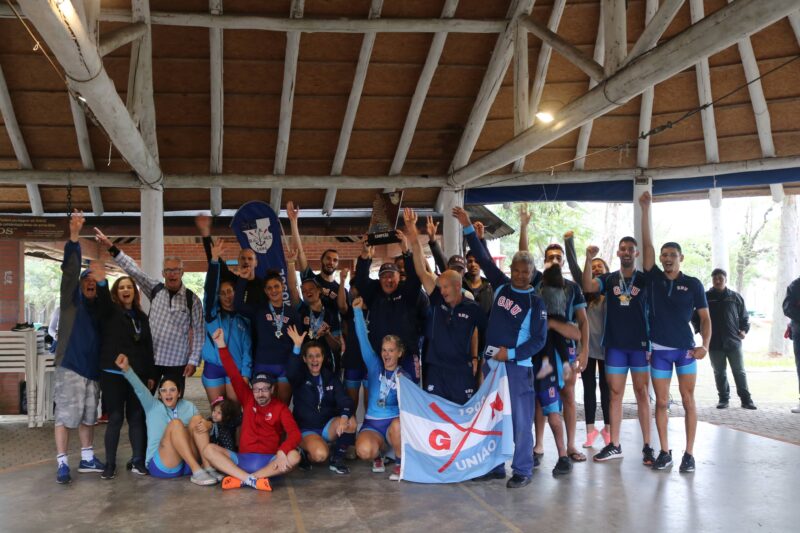 Equipe do GNU levanta o troféu da regata